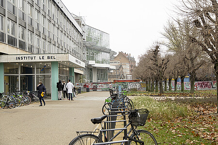 En temps normal, il y a beaucoup d'étudiants devant l'Institut Le Bel entre deux cours.